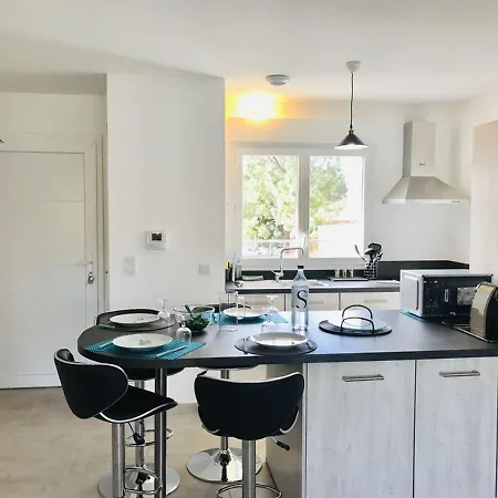 2 Pieces A Avec Terrasse Et Parking - Fr-1-63-261